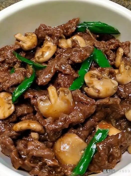 Savory Garlic Soy Beef and Mushroom Stir-Fry with Tender Slices and Umami Glaze